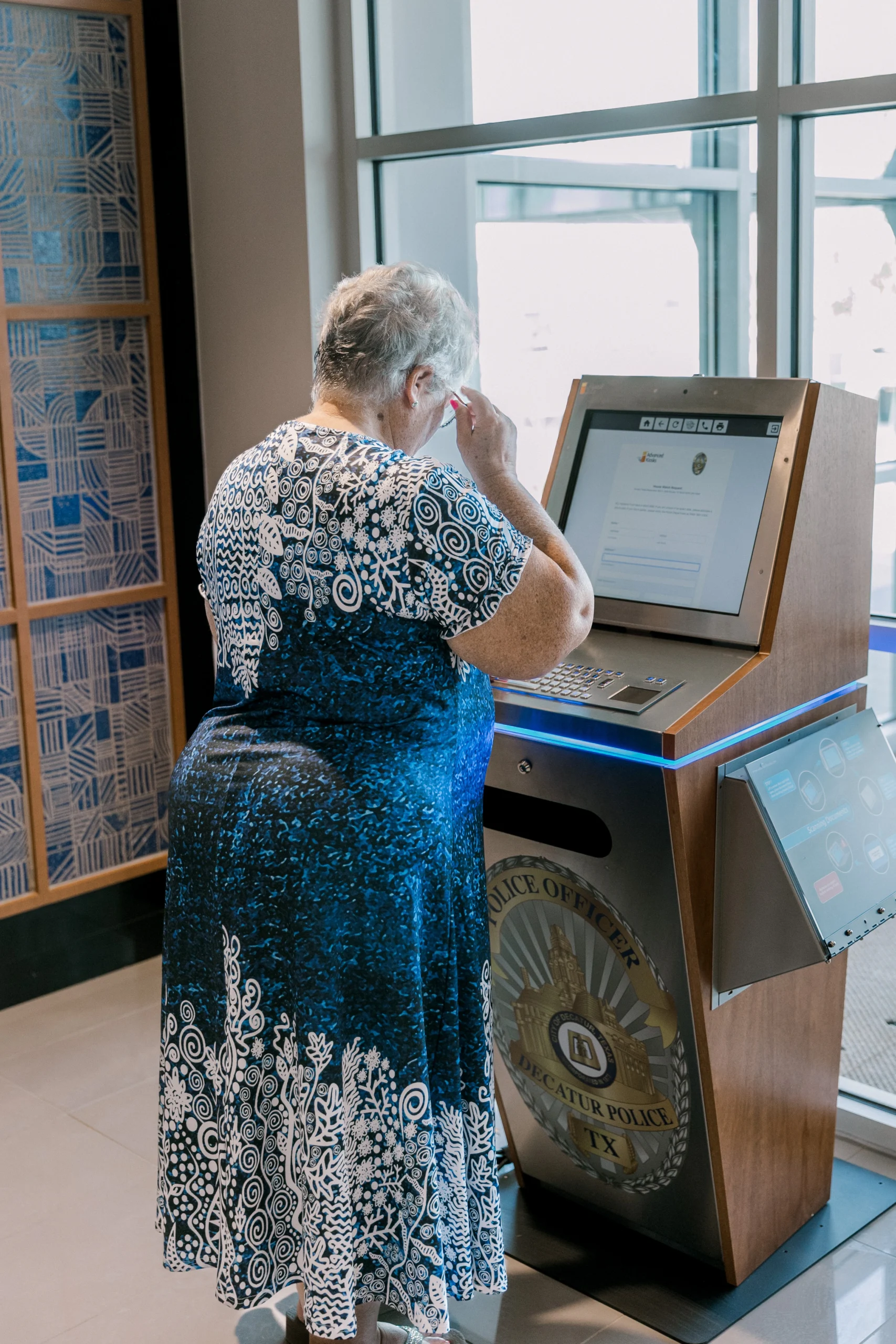 Police station kiosk in use